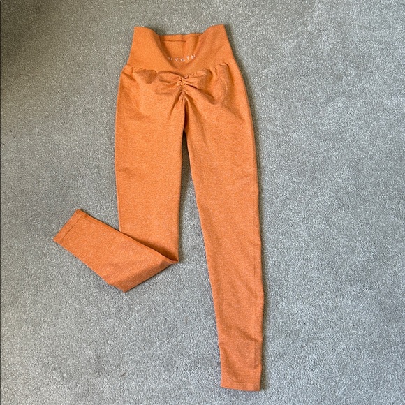 NVGTN Seamless Scrunch-Butt Leggings - Picture 3 of 4